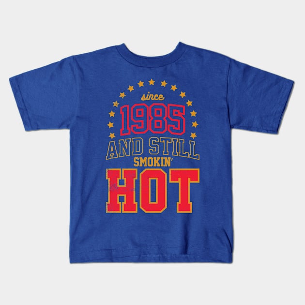 BORN IN 1985 AND STILL SMOKIN' HOT Kids T-Shirt by cowyark rubbark
